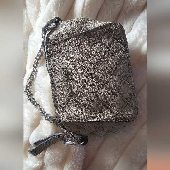 Nine West Handbags - EUC Nine West mini purse with chain